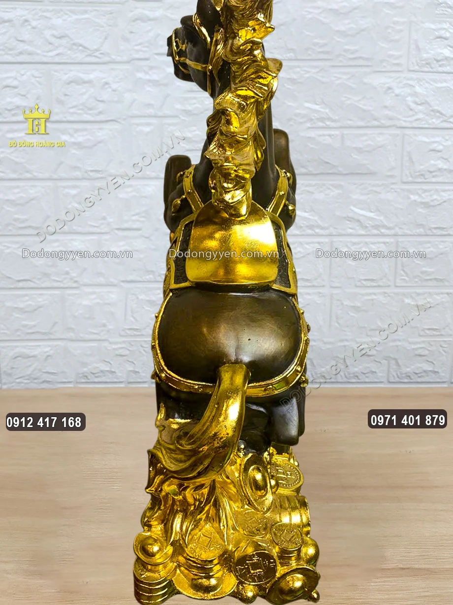 H&igrave;nh ảnh ph&iacute;a sau của bức tượng ngựa